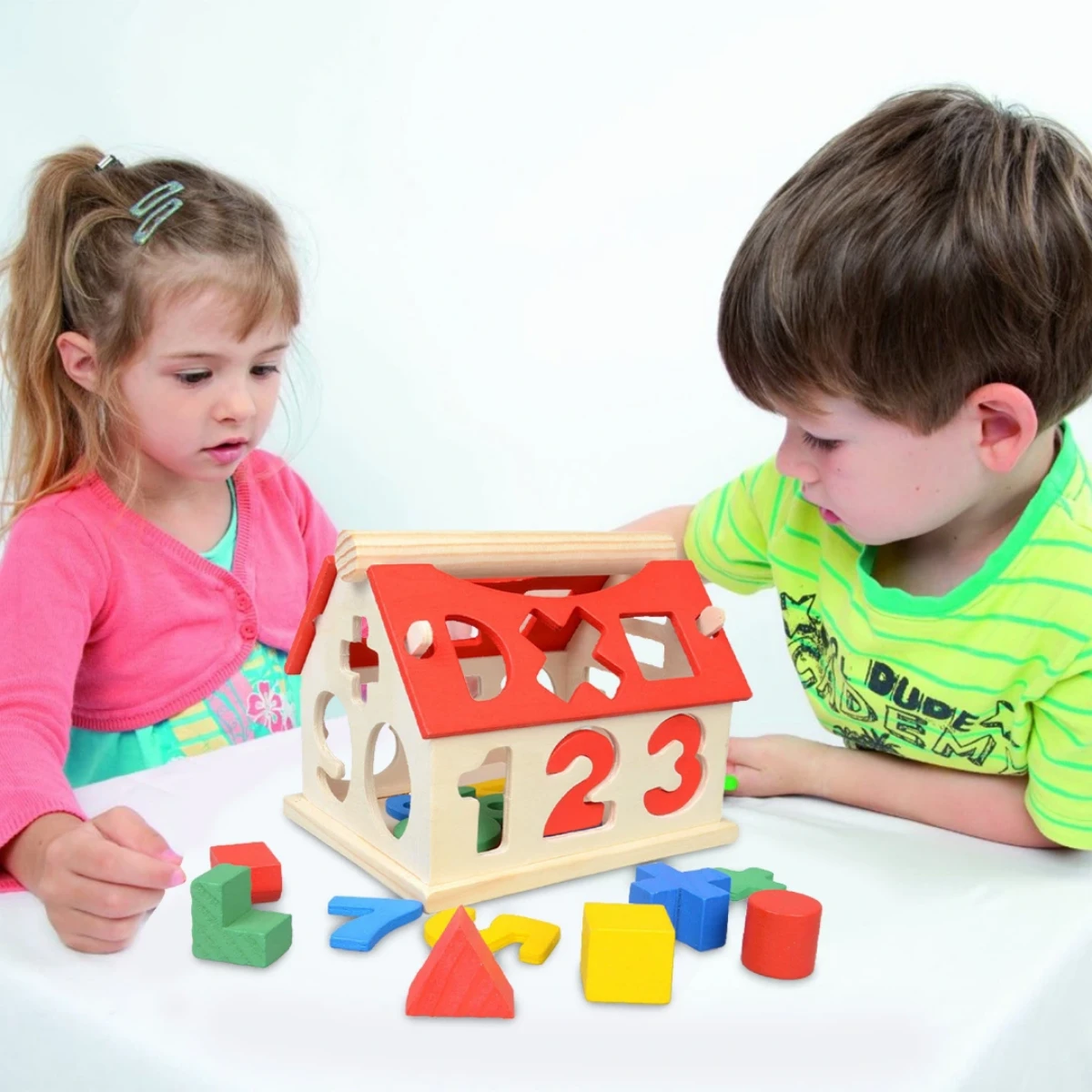 صورة منزل خشبي لفرز الأشكال والأرقام للأطفال