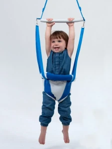 صورة نطاطة أطفال معلَّقة في السقف - لون أزرق - مقعد آمن لتقوية عضلات الطفل