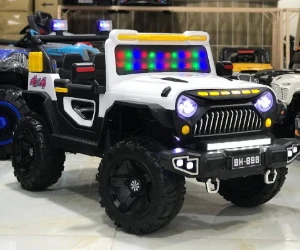 صورة سيارة جيب كهربائية للركوب للأطفال، لون أبيض مع أضواء ليد، نمط الطرق الوعرة، سيارة تعمل بالبطارية 12 فولت مع شريط إضاءة وجهاز تحكم عن بعد