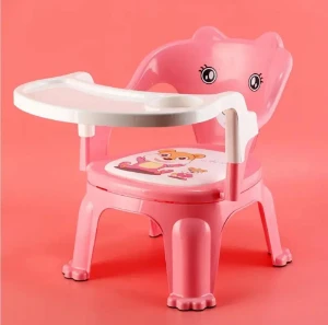 صورة كرسي أطفال بلاستيكي محمول على شكل دلو مع صينية