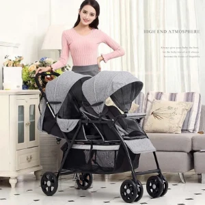 صورة عربة أطفال مزدوجة (عربة توأم)، مصممة لحمل طفلين في وقت واحد