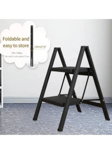 صورة سلم قابل للطي بخطوتين مع دواسات عريضة مضادة للانزلاق وخفيفة الوزن من الألومنيوم للمنزل والمطبخ والمكتب والجراج وتصميم موفر للمساحة وسهل التخزين ومتين ومحمول