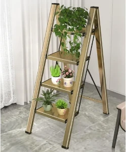 صورة سلم ألومنيوم قابل للطي بأربع درجات، خفيف الوزن، مضاد للانزلاق، متعدد الاستخدامات للمطبخ والمكتب والمنزل