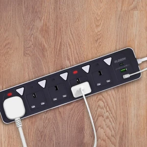 صورة مشترك كهرباء بوصلة تمديد مع منفذ USp ومنفذ USB نوع C، مشترك كهرباء مع 5 فيش طاقة ومنفذين usb- وخاصية الحماية من الحمل الزائد