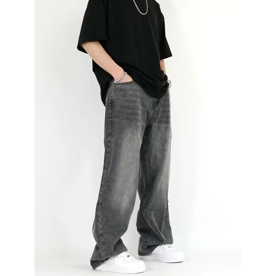 صورة بنطلون جينز بقصة مستقيمة