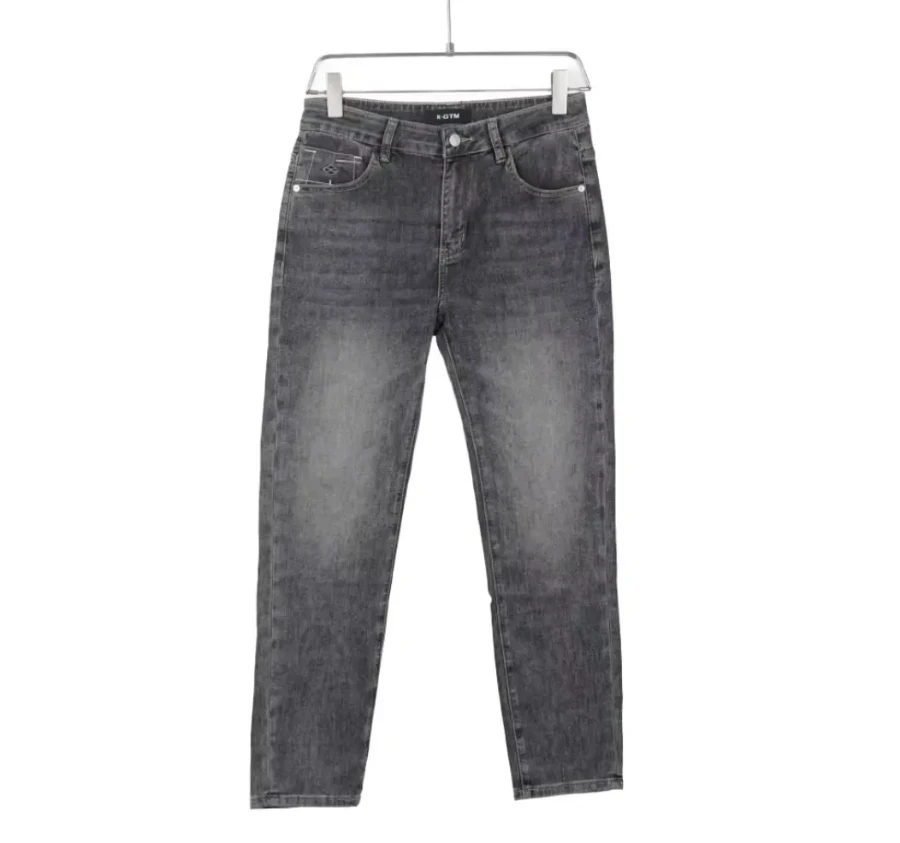 صورة بنطلون جينز بقصة مستقيمة