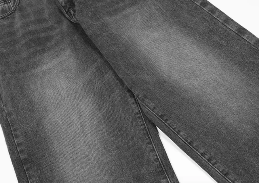 صورة بنطلون جينز بقصة مستقيمة