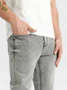 صورة بنطال  جينز رمادي بخصر متوسط قصة عصرية ومريحة