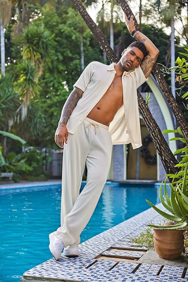 صورة طقم رجالي من قطعتين  قميص بأكمام قصيرة وأزرار أمامية، مناسب للشاطئ والصيف، بنطال فضفاض