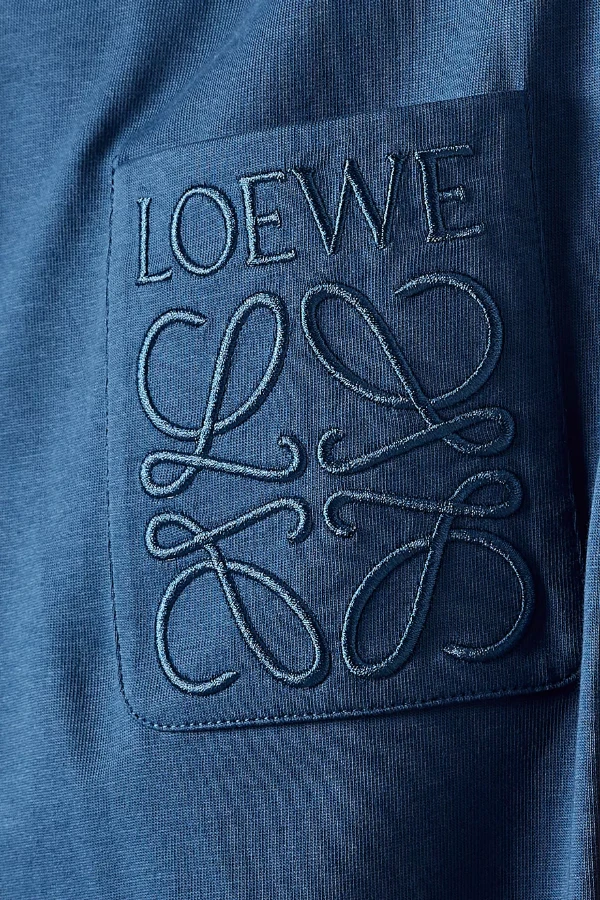 صورة تيشيرت لويفي بقصة مريحة -