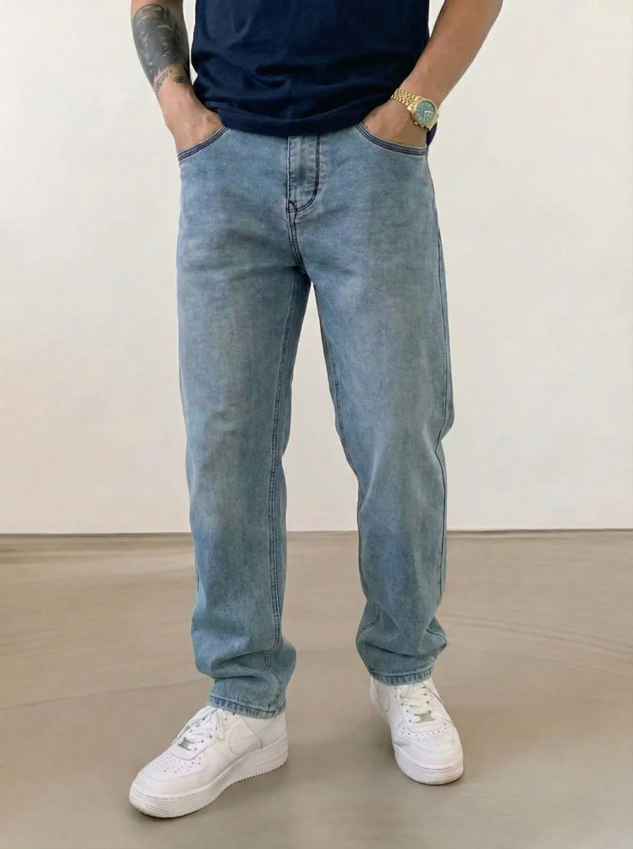 صورة بنطلون جينز فاتح بقصة مستقيمة كلاسيكية