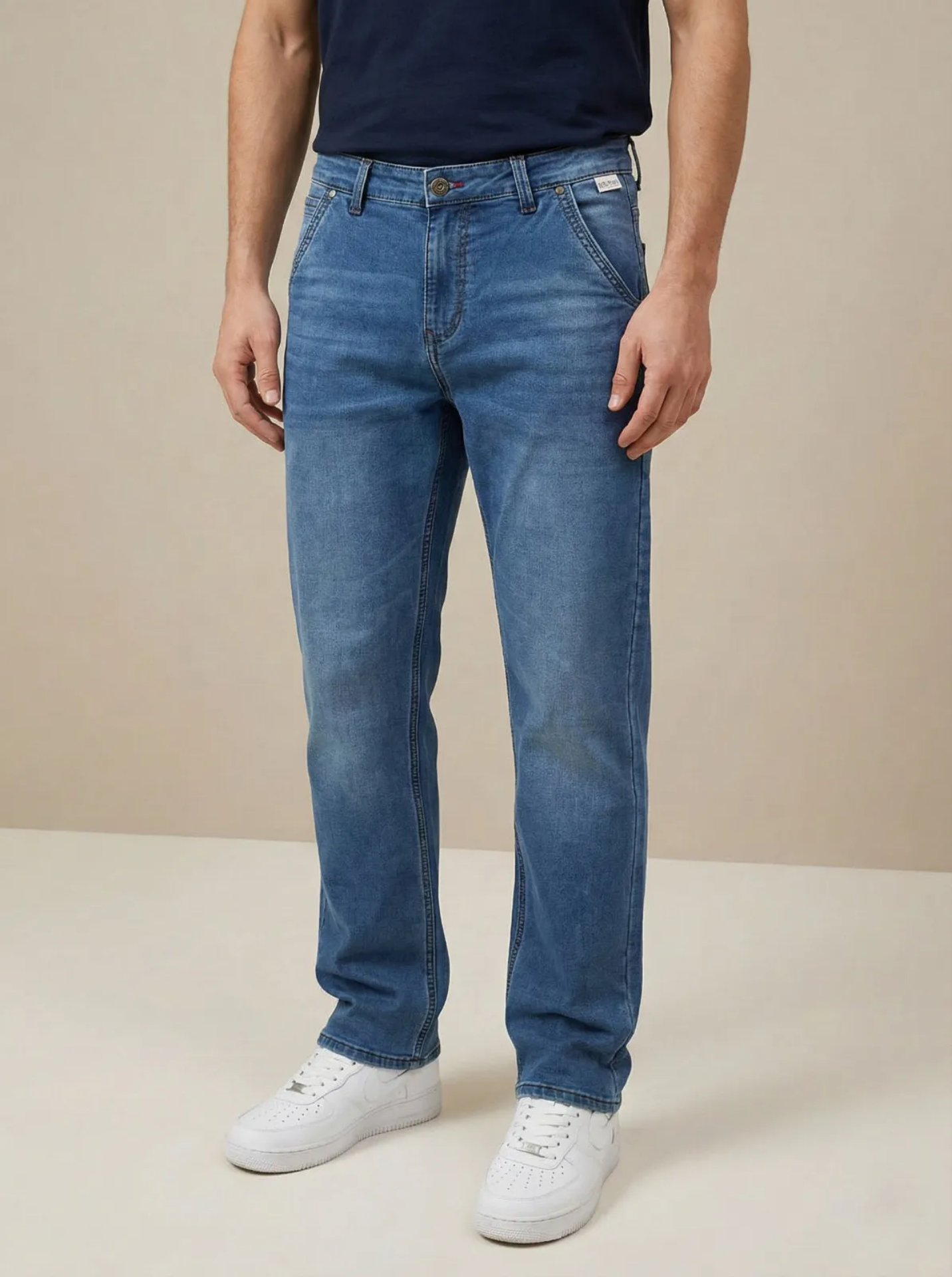 صورة بنطلون جينز رجالي أزرق فاتح بقصة مريحة