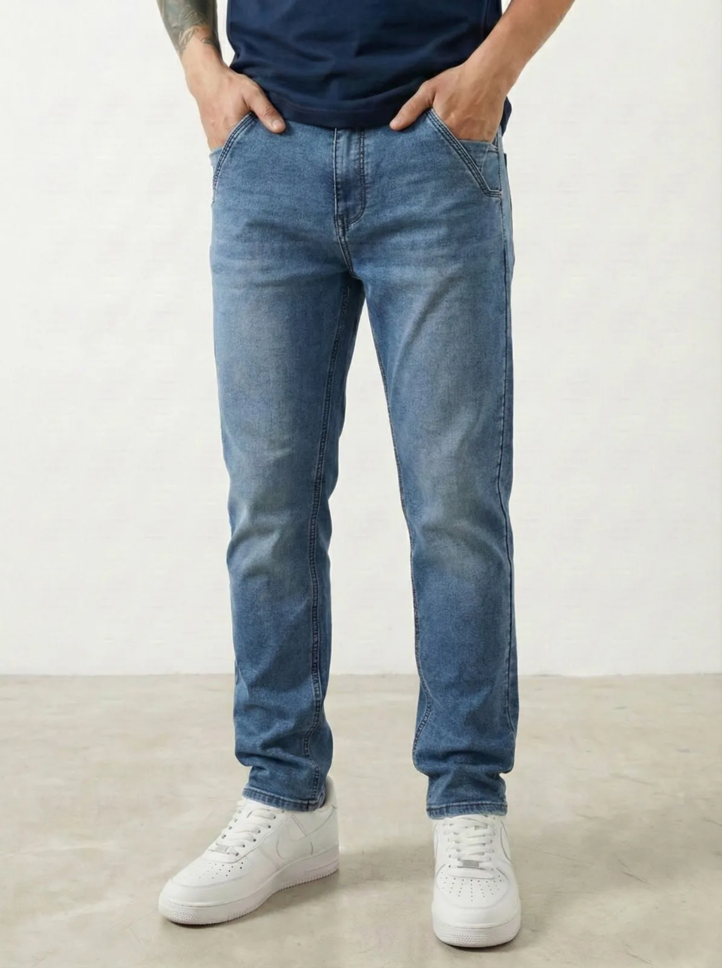 صورة بنطلون جينز رجالي أزرق فاتح بقصة مريحة