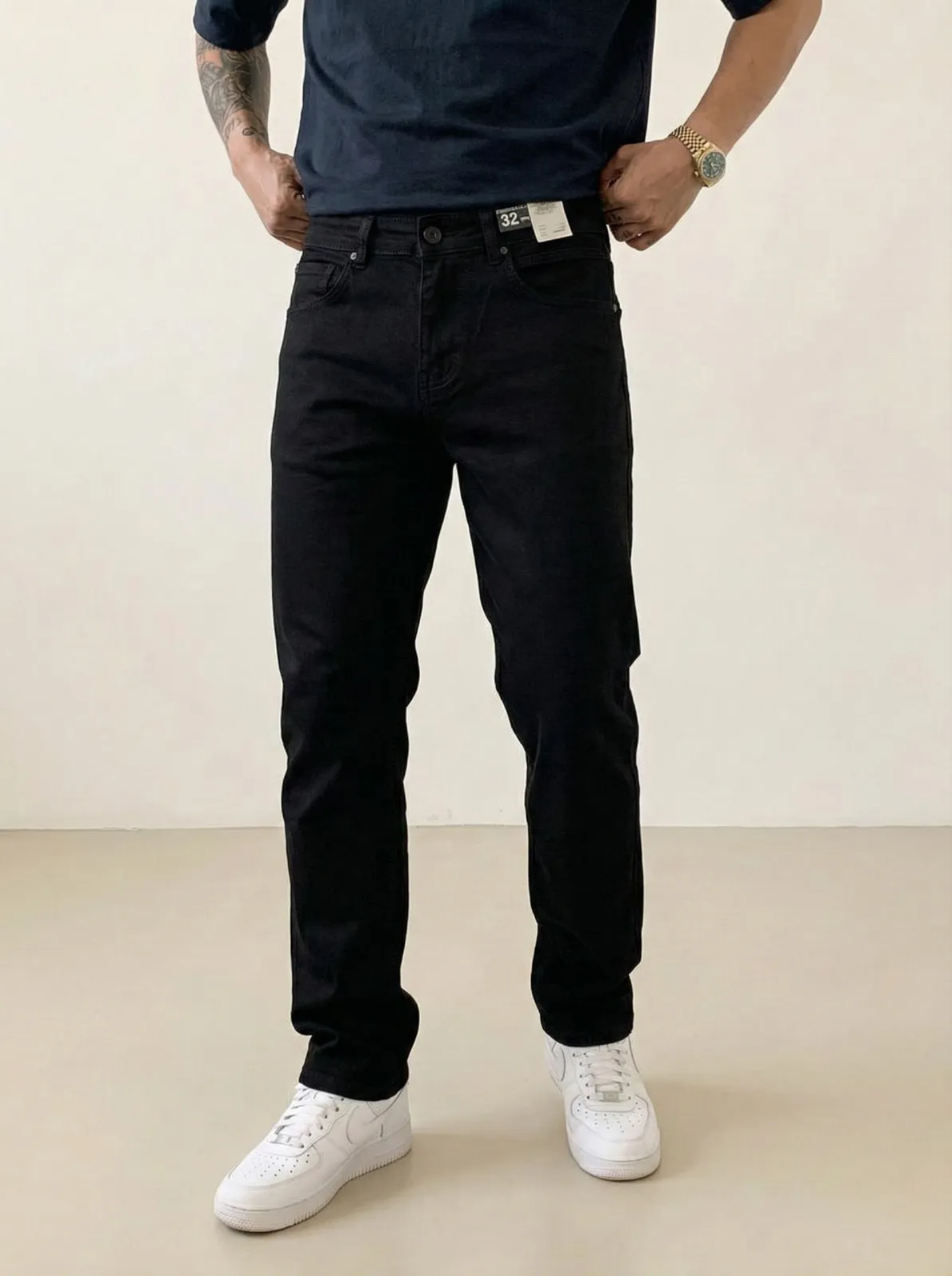 صورة بنطلون جينز رجالي أسود فحم بقصة مستقيمة