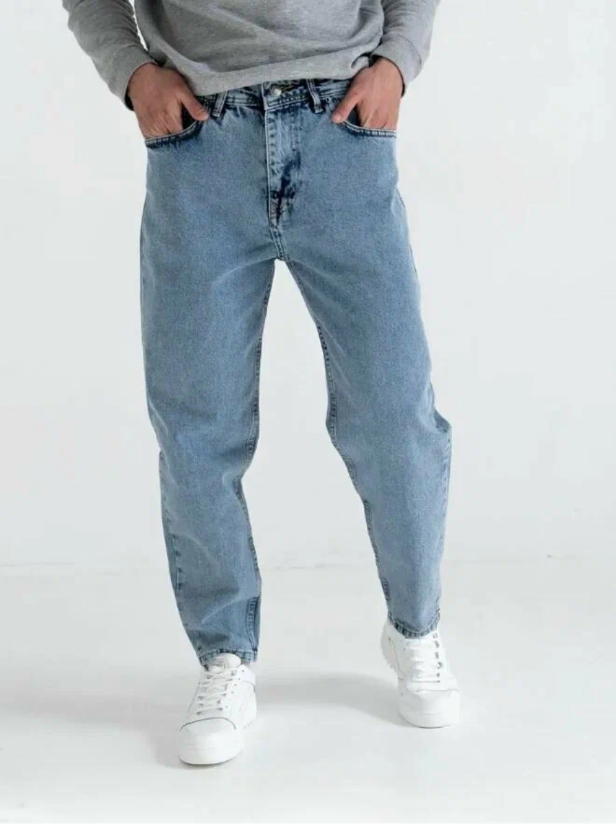 صورة بنطلون جينز فاتح بقصة مستقيمة كلاسيكية