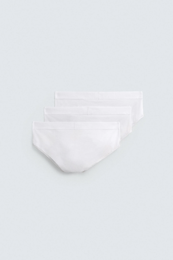 صورة حزمة من ثلاثة سراويل داخلية رجالية من نوع slip مصنوعة من قماش قطني مرن.