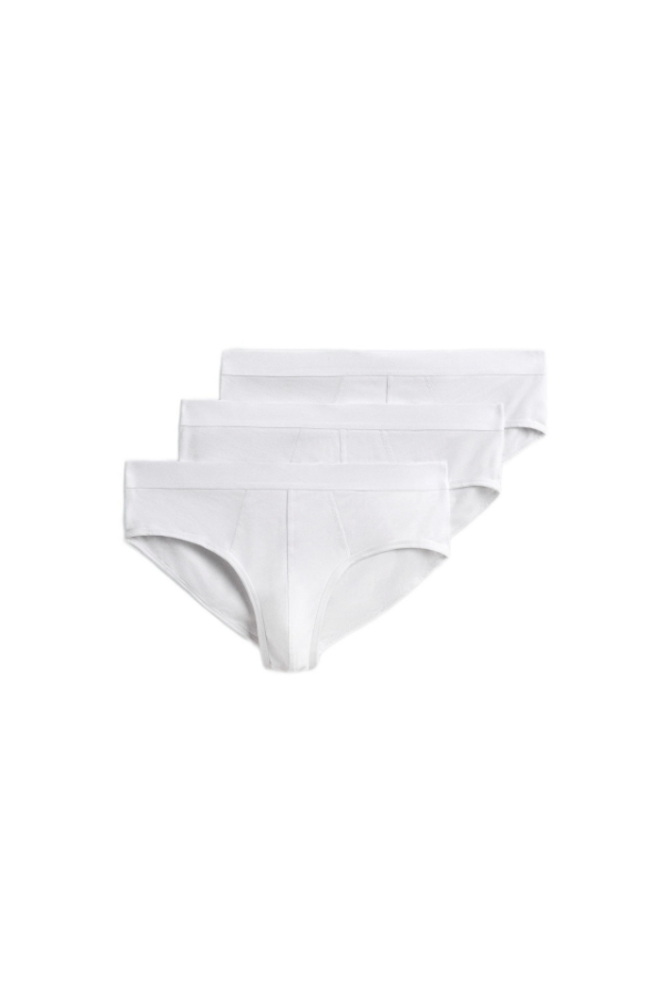 صورة حزمة من ثلاثة سراويل داخلية رجالية من نوع slip مصنوعة من قماش قطني مرن.
