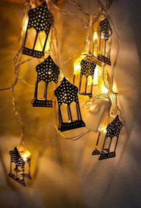 صورة زينة رمضان بإضاءة LED فرع نحاسى على شكل مقامين 