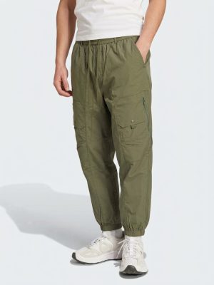 Casual “parachute” style pants that combine a modern sporty look with everyday practicality