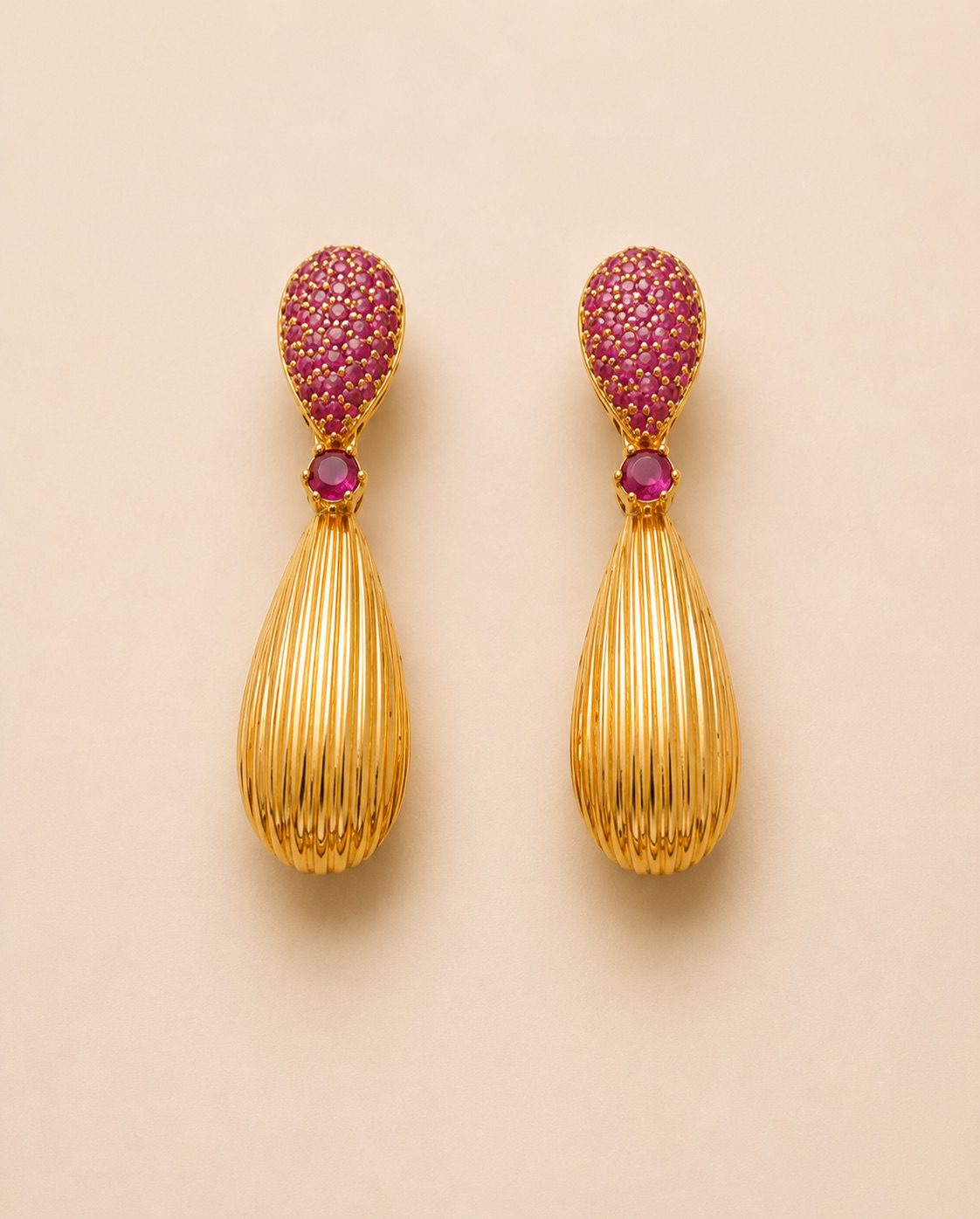 It combines golden accents, the fountain design, and zircon stones.