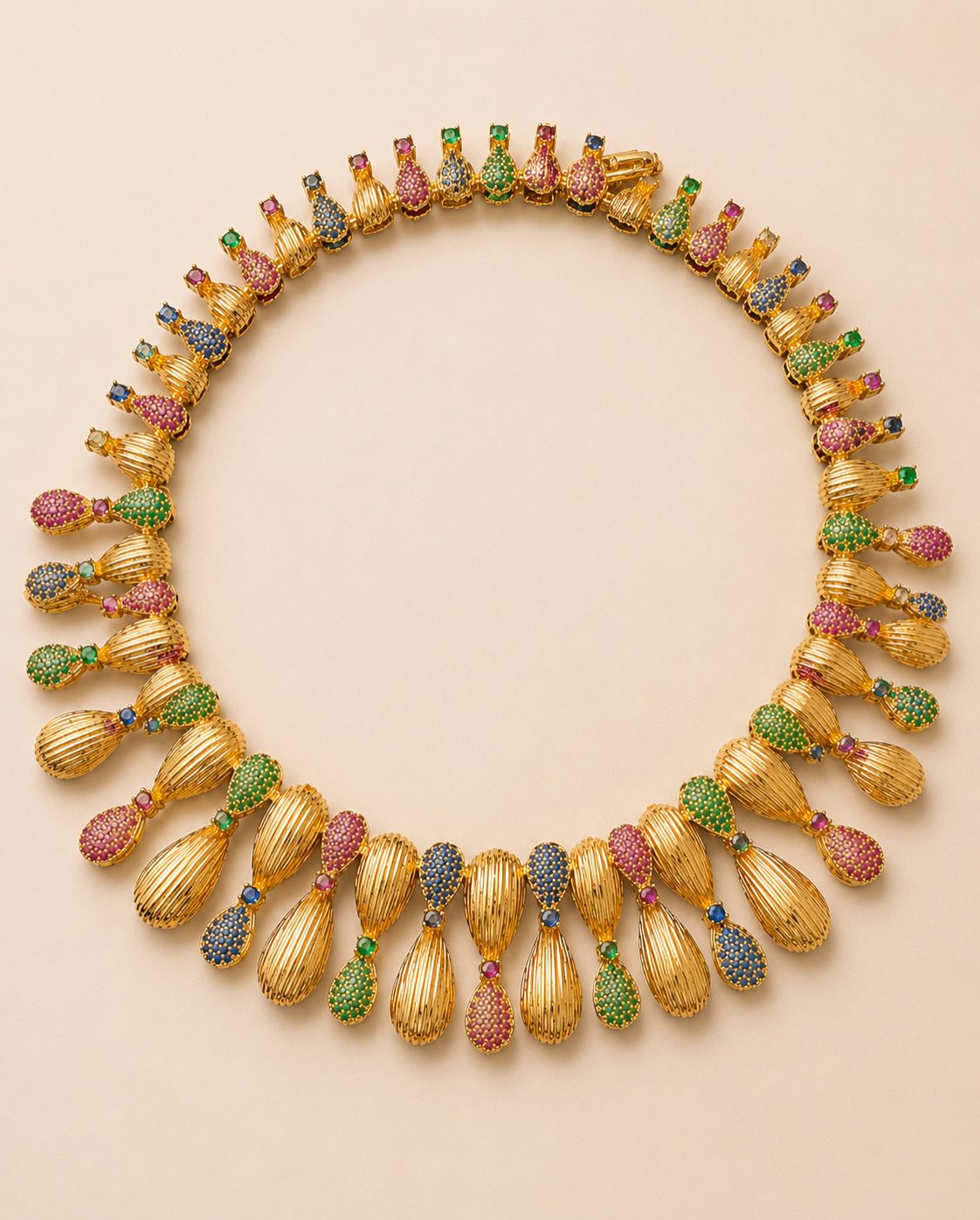 It combines golden accents, the fountain design, and zircon stones.