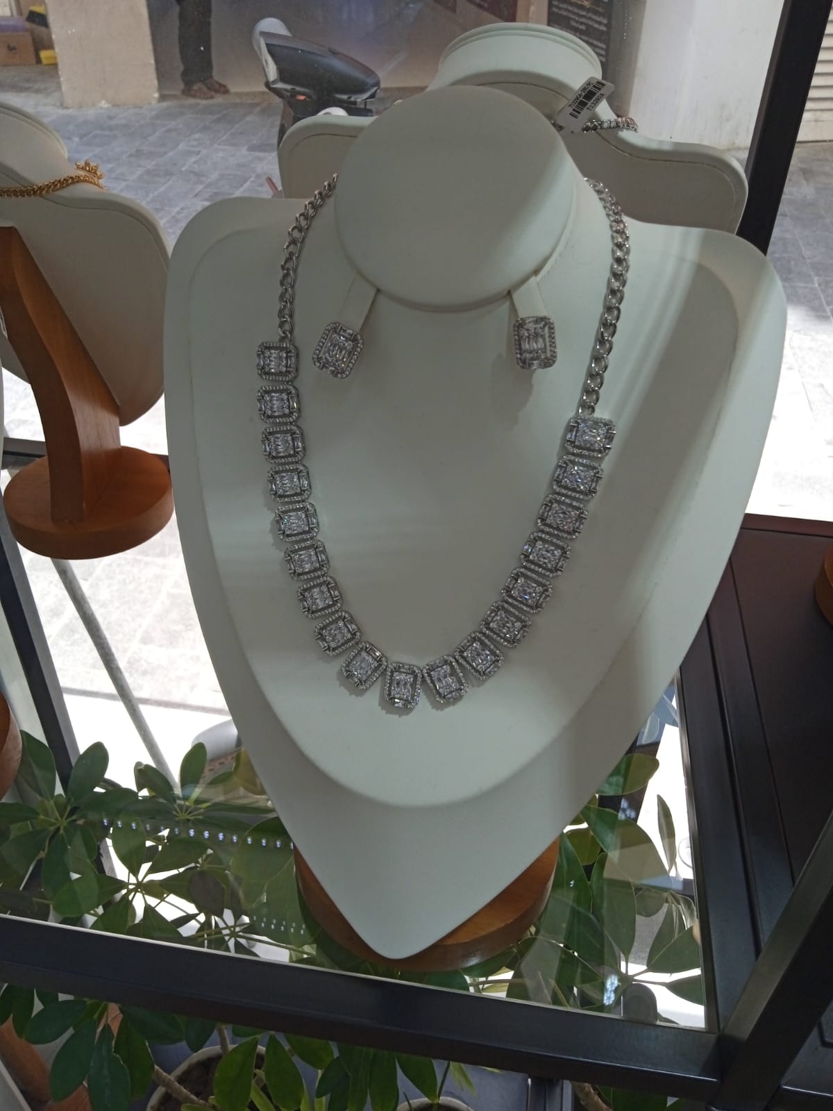 Luxurious baguette-design zirconia